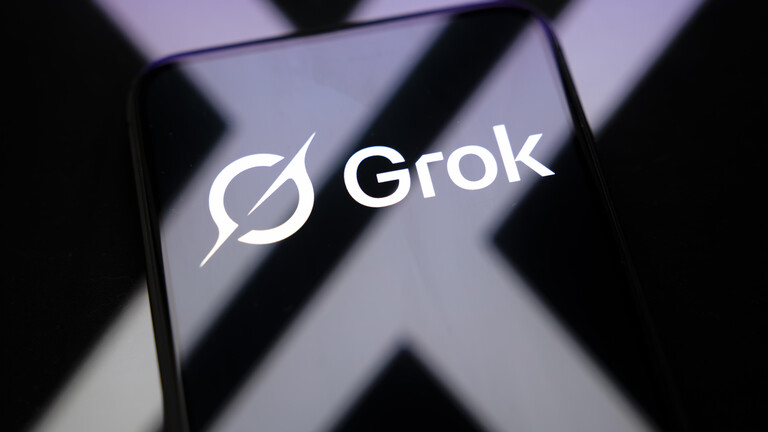 Logo des Chatbots Grok auf einem Display. Darunter das Logo des Microblogging-Dienstes X.