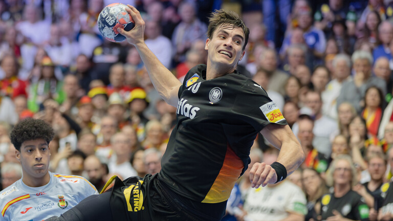 Julian Köster (Deutschland, 18) kommt zum Wurf, links im Hintergrund Marcos Fis Ballester (Spanien, 22). Handball EHF Europameisterschaft, Länderspiel zwischen Deutschland und Spanien am 19. Januar 2026 in Herning (Dänemark)
