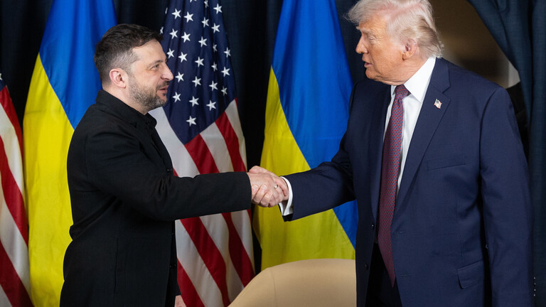 Wolodymyr Selenskyj trifft US-Präsident Donald Trump am Rande des Weltwirtschaftsforum am 22.01.2026 in Davos. Die beiden schütteln sich die Hand.