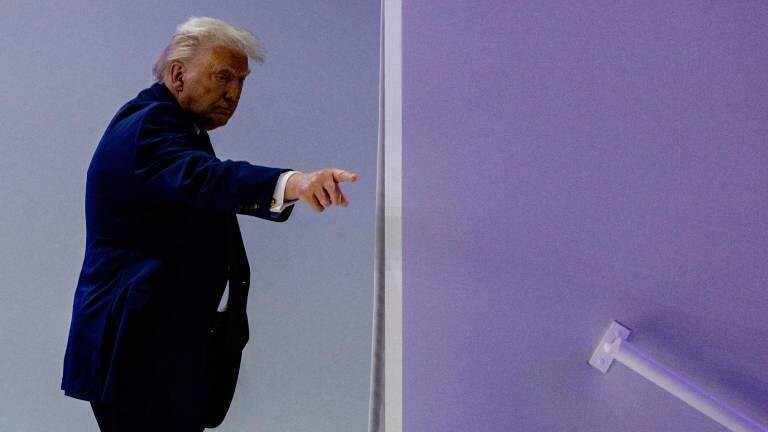 Präsident Donald Trump verlässt die Bühne des Weltwirtschaftsforums (WEF) in Davos, nachdem er dort am Donnerstag, dem 22. Januar 2026, das "Board of Peace" vorgestellt hat.