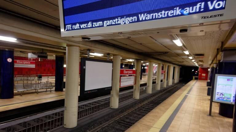Eine Tafel im leeren U-Bahnhof Ebertplatz weist auf einem Warnstreik hin. Verdi ruft bundesweit zu Warnstreiks im Nahverkehr auf, Fahrgäste in zahlreichen deutschen Städten müssen sich am Montag auf erhebliche Einschränkungen im öffentlichen Nahverkehr einstellen.