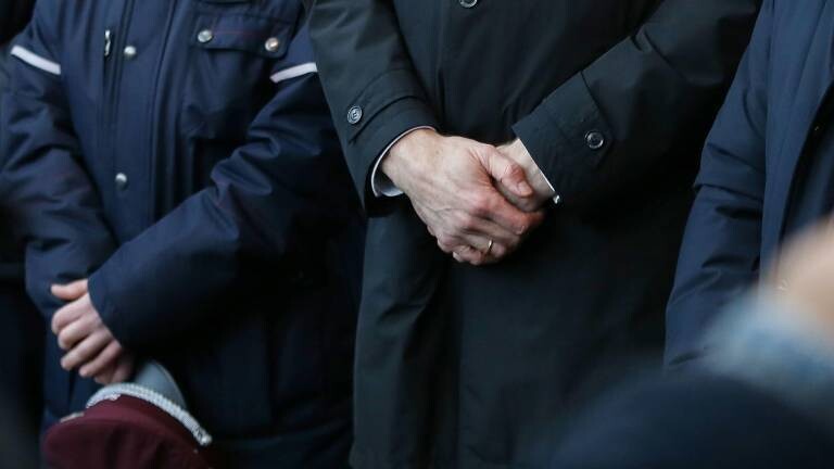 Schweigeminute nach Tod von Zugbegleiter: Bundesminister für Verkehr Patrick Schnieder (CDU) (mittig), links eine DB-Mitarbeiterin.