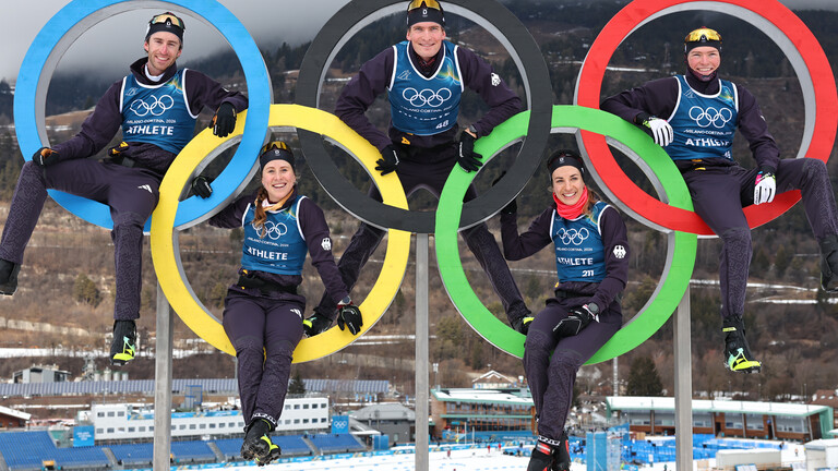 Olympische Winterspiele Mailand Cortina 2026, Ski nordisch, die deutschen Langläufer (von links) Florian Notz, Katharina Hennig Dotzler, Friedrich Moch, Pia Fink und Jakob Elias Moch posieren auf den olympischen Ringen.