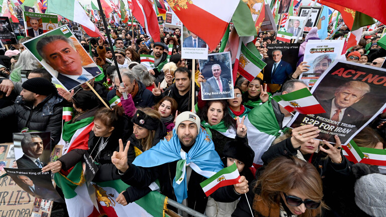 Bei der Großdemonstration in München gegen das Iranische Regime werden auch Plakate mit Bildern von Reza Pahlavi in die Höhe gehalten