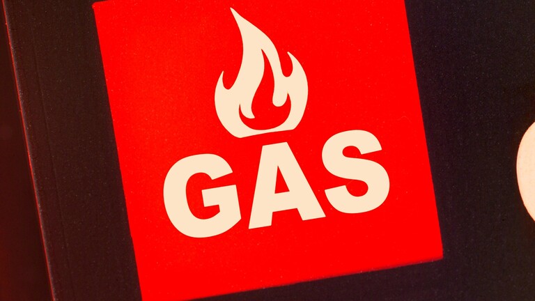 München, Februar 2026, Symbolfoto Gasspeicher in Deutschland sind aktuell nur sehr niedrig gefüllt, Kapazität nur zu ca. 25 Prozent ausgelastet, sehr niedrig in diesem langen kalten Winter mit hohem Gasverbrauch, Symbol, Fotomontage, rotes Warnlicht, Füllstandsanzeige geht gegen 0.