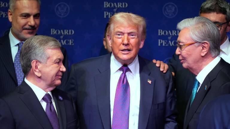 Präsident Donald Trump spricht mit Staats- und Regierungschefs der Welt bei seiner Ankunft zu einer Sitzung des "Board of Peace" im US-Institut für Frieden.