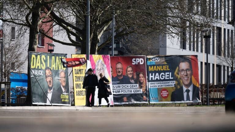 Wahlplakate zur Landtagswahl in Baden-Württemberg  an einer Straße.