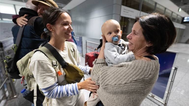 Ein Evakuierungsflug der Bundesregierung hat Urlauber aus den Golfstaaten geflogen. Leute empfangen sie am Airport Frankfurt freudig.