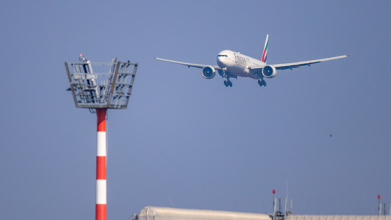 Eine Boeing 777 der Fluglinie Emirates aus Dubai landet am Mittag um 13.26 Uhr am Flughafen Düsseldorf.