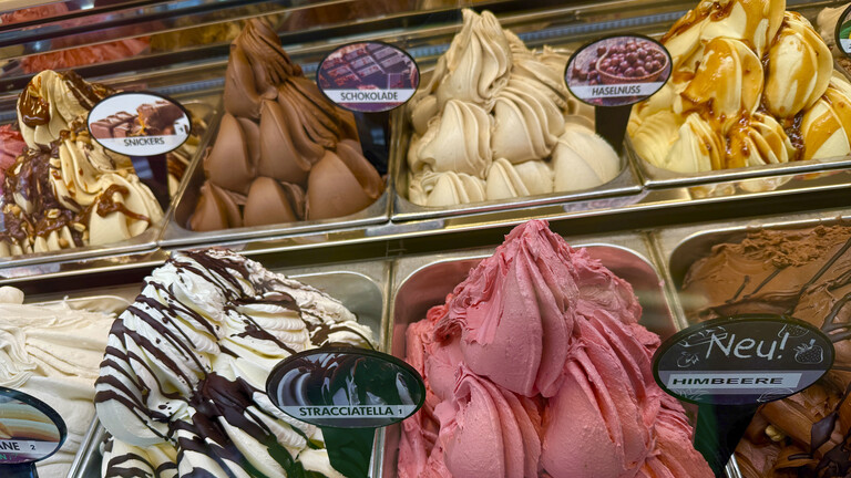Verschiedene Eissorten in einer Eisdiele