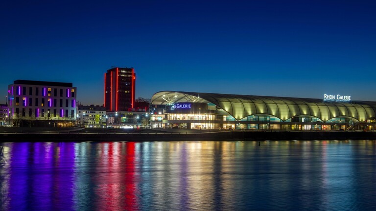 Skyline von Ludwigshafen mit der Rheingalerie und dem Rhein im Vordergrund