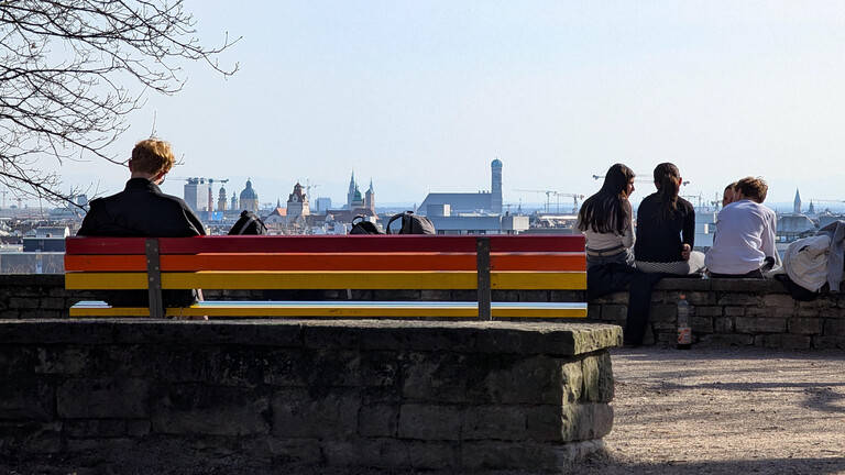 Menschen in München genießen den Frühling im Luitpoldpark