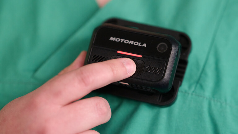 Ein Mitarbeiter des Klinikum Dortmund demonstriert eine Bodycam. Das Klinikum Dortmund testet derzeit in einem auf drei Monate angelegtem Pilotprojekt auf freiwilliger Basis den Einsatz, um Mitarbeitende in konfliktbelasteten Situationen besser zu schützen und präventiv zu wirken.