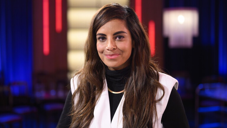 Collien Fernandes lächelt in die Kamera