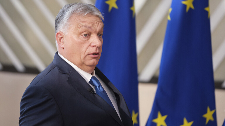 Ungarns Ministerpräsident Orbán vor EU-Flaggen