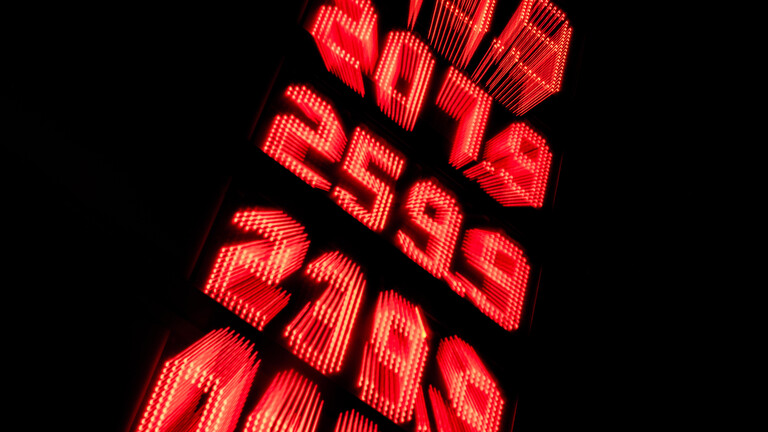 Eine Leuchttafel mit Benzinpreisen. Die Kraftstoffpreise steigen weiter deutlich an.