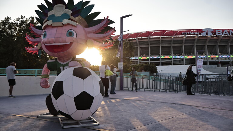 Vor dem Aztekenstadion in Mexiko-Stadt steht eine meterhohe Figur des inoffiziellen WM-Maskottchens der Fußball-WM dort: einem Axolotl.