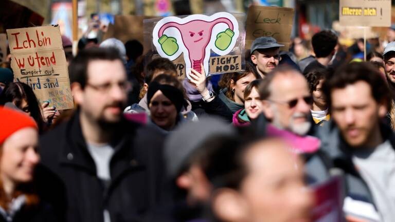 Mehrere Tausend Menschen nehmen an einer Demonstration "Gegen Patriarchale Gewalt" teil