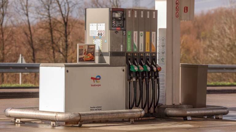 Zapfsäule mit eingehängten Zapfpistolen an einer Tankstelle an der Autobahn A45 Raststätte Siegerland Ost.