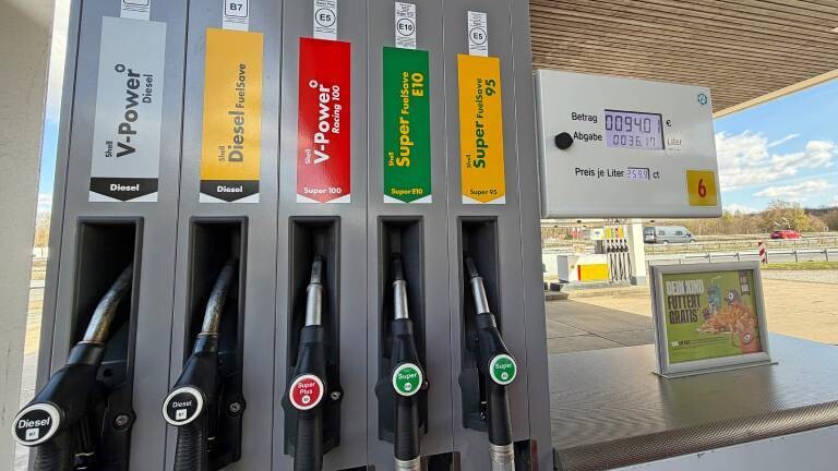 Eine Zapfsäule an einer Tankstelle in Deutschland mit verschiedenen Spritsorten (Diesel, Super, E10).