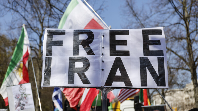 Auf einer Demo in Berlin gegen das Regime im Iran ist ein Schild mit der Aufschrift "Free Iran".