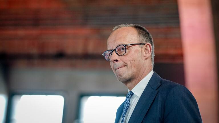 Bundeskanzler Friedrich Merz (CDU) geht beim 17. Petersberger Klimadialog einen Gang entlang und presst dabei die Lippen aufeinander (22.04.2026)