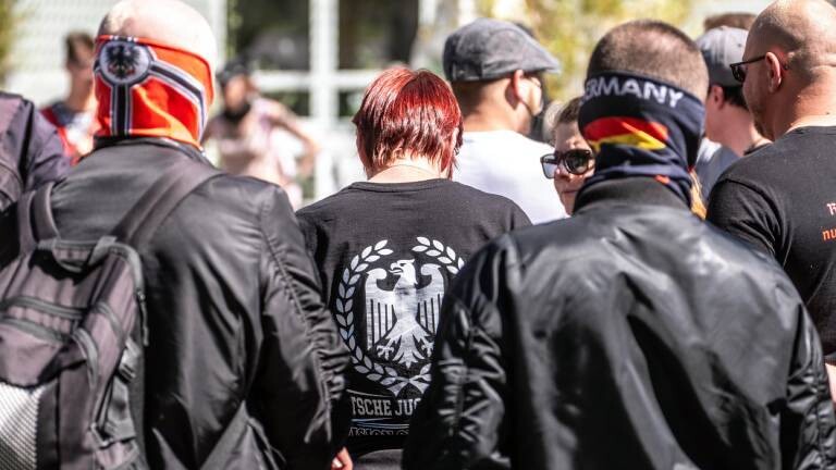 Teilweise vermummte Mitglieder und Anhänger, der Partei "Die Heimat", NPD-Nachfolger, demonstrieren am 1. Mai in der Innenstadt von Essen.