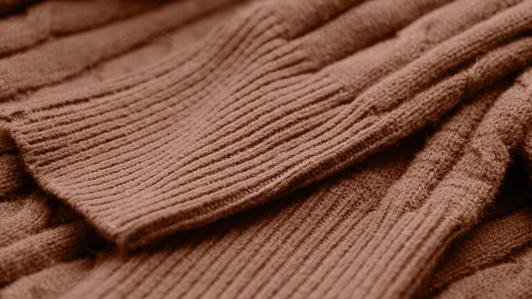 Nahaufnahme eines braunen Strickpullovers