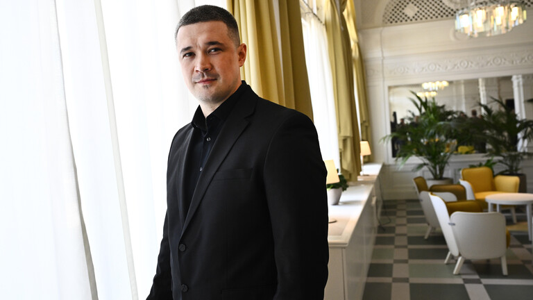 Der ehemalige ukrainische Verteidigungsminister Mykhailo Fedorov steht an einem Fenster nach einer Pressekonferenz (Stockholm, Schweden, 07.05.2026)