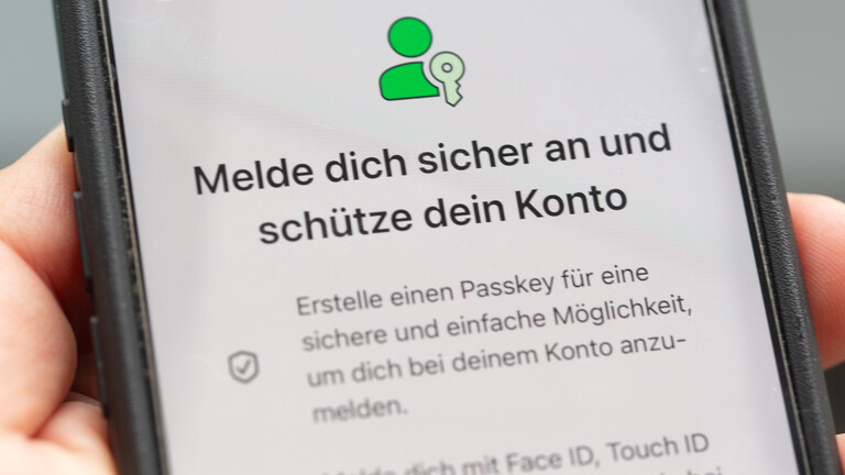 Die Passkey-Funktion in Whatsapp wird auf einem Smartphone angezeigt. Passkeys ermöglichen die Anmeldung über biometrische Verfahren oder Gerätesperren statt über klassische Passwörter.