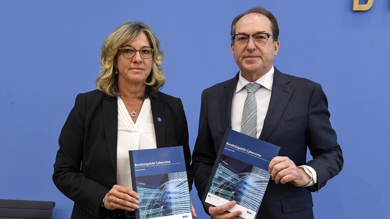Bundesminister des Innern, Alexander Dobrindt, und Martina Link, Vizepräsidentin des Bundeskriminalamtes, stellen den Cybercrime-Bericht 2025 vor.