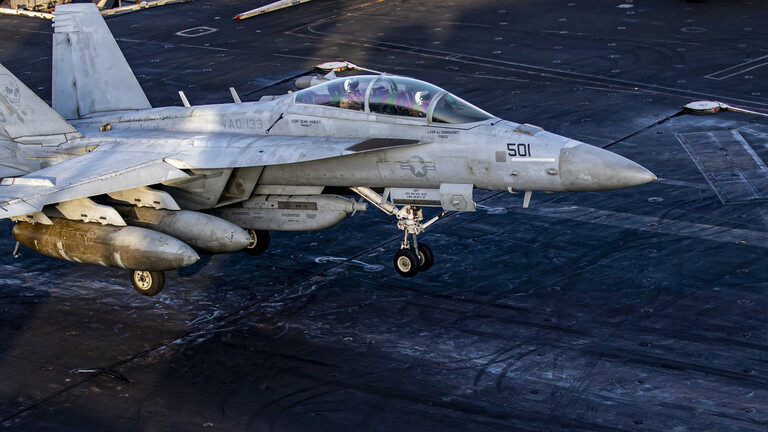 Ein Flugzeug des US-Militärs auf einem Flugzeugträger an einem unbekannten Ort im Meer.