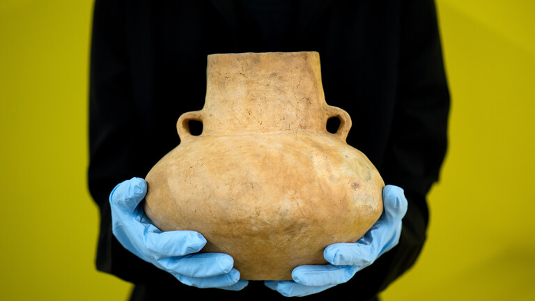 Urne aus Ton des Ausgrabungsortes (Freitelsdorf bei Meißen) aus der Bronzezeit. Die Urne gehört zu den archäologischen Funden der Grabungen an einer 50 Kilometer langen Trasse zwischen Lauchhammer im südlichen Brandenburg und Weißig im Norden von Sachsen.