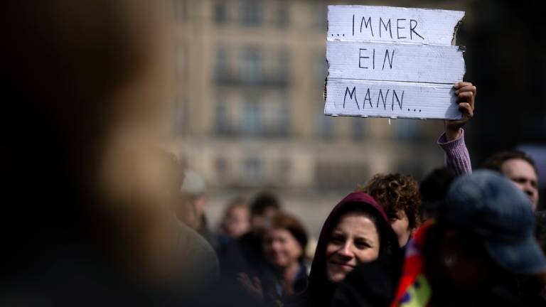 Person bei einer Demonstration gegen sexualisierte Gewalt an Frauen hält ein Schild hoch, auf dem "Immer ein Mann" steht