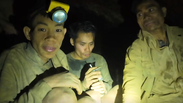 Das Bild zeigt Goldsucher, die aktuell in einer unterirdischen Höhle in Laos eingeschlossen sind.