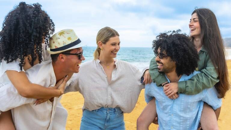 Eine Gruppe Freunde am Strand