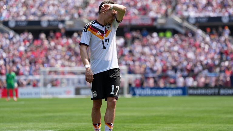 Florian Wirtz wischt sich in der Nachmittagshitze den Schweiß von der Stirn beim Spiel Deutschland gegen USA in Chicago.