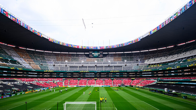 Blick in das Aztekenstadion in Mexiko-Stadt. Zu sehen sind der grüne Rasen und die Zuschauertribüne. Hier wird das Eröffnungsspiel der Fußball-WM 2026 stattfinden.