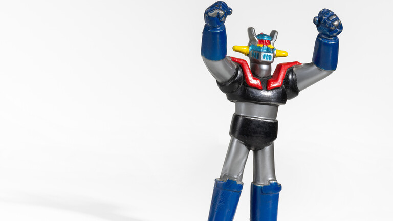 Eine Plastikfigur mit hochgestreckten Armen