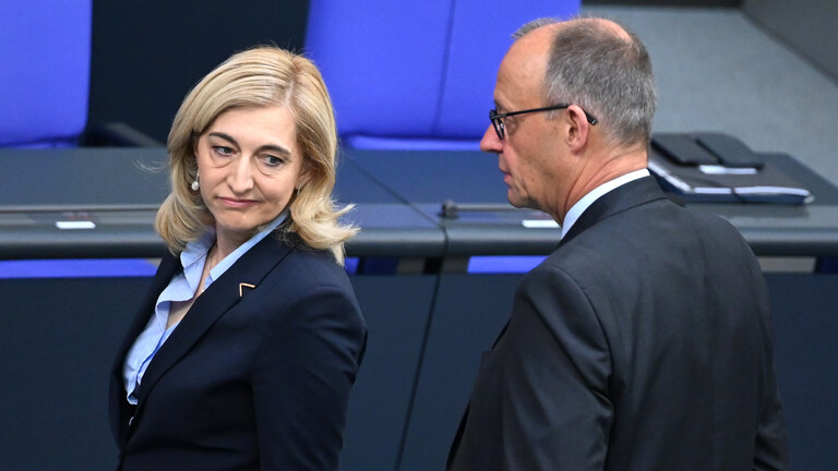 Bundesgesundheitsministerin Nina Warken im Gespräch mit Kanzler Friedrich Merz vor der Bundestagsdebatte über die Gesundheitsreform.