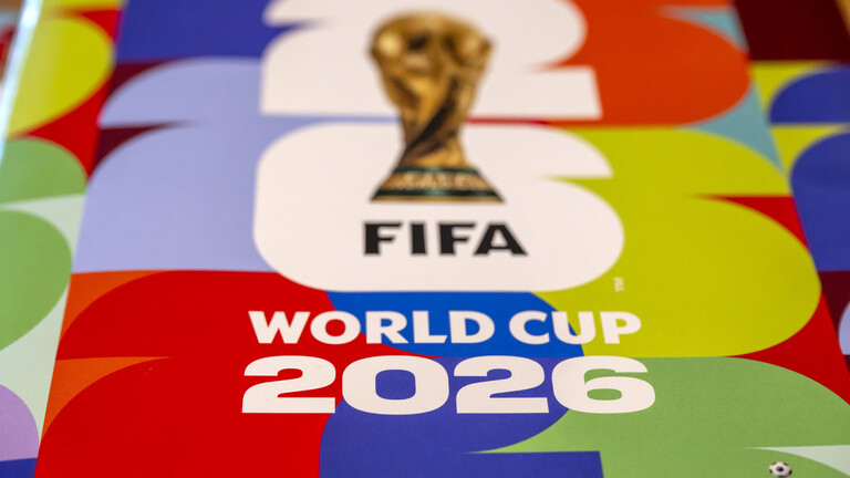 Auf der Titelseite des Panini-Stickeralbums zur FIFA WM 2026 ist der Pokal abgebildet.