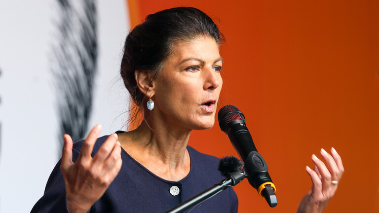 Sahra Wagenknecht spricht mit gehobenen Armen zu Teilnehmern einer Kundgebung des BSW (Magdeburg, 13.06.2026)