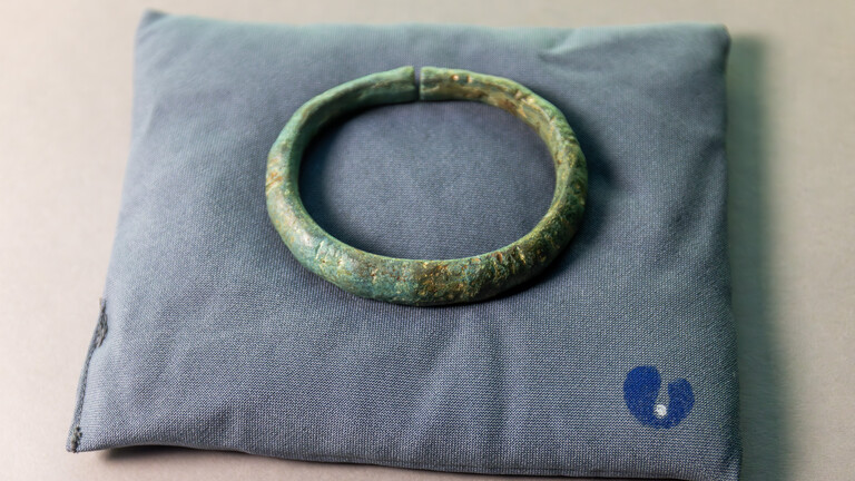 Ein Bronzearmring aus der keltischen Hallsteinzeit (8./7. Jahrhundert v. Chr.), den die zwölfjährige Lilly aus Büdingen-Orleshausen in der Nähe des Glaubergs gefunden und an das Museum Keltenwelt am Glauberg übergeben hat.