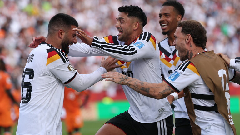 Bei der FIFA Fußball-WM jubeln Deniz Undav und seine Mitspieler nach einem Tor.