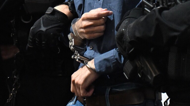 Justizbeamte führen den Täter Taleb A. in Handschellen in den Gerichtssaal. 2024 raste er mit einem Mietwagen auf den Weihnachtsmarkt in Magdeburg. Sechs Menschen sind dabei ums Lebens gekommen.