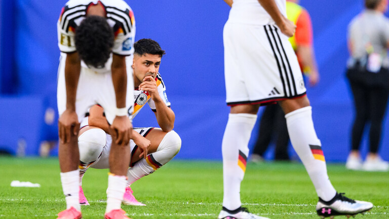 Beim WM-Spiel gegen Paraguay verliert Deutschland im Elfmeterschießen. Auf dem Platz zeigt sich Spieler Nadiem Amiri unzufrieden.