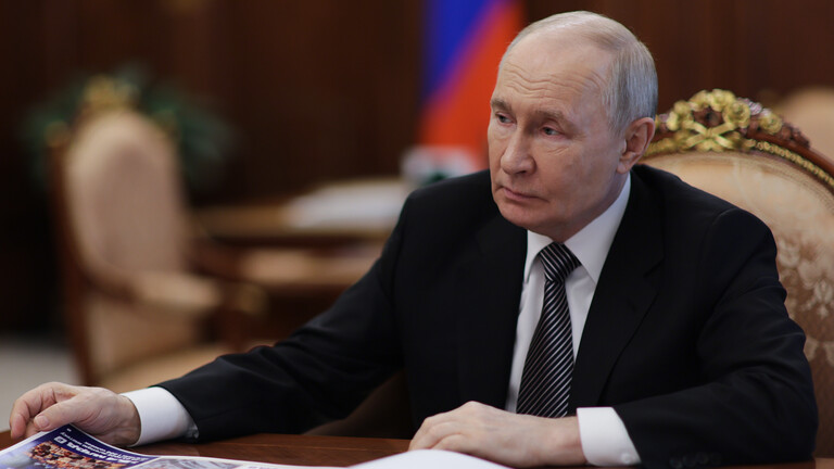 Russlands Präsident Vladimir Putin bei einem Treffen mit dem Gouverneur der Region Kursk Alexander Khinshtein im Kreml (Moskau, 20.06.2026)