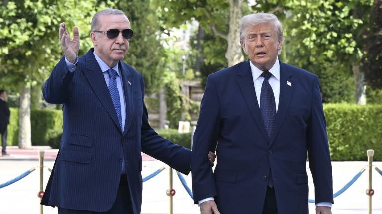 US-Präsident Donald Trump und sein türkischer Amtskollege Recep Tayyip Erdogan treten am 7. Juli 2026 im Vorfeld des jährlichen NATO-Gipfels während Trumps Besuch in der türkischen Hauptstadt vor die Presse am Präsidentenpalast in Ankara.