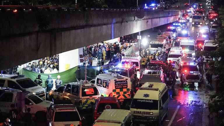 Rettungskräfte arbeiten am Ort eines tödlichen Brandes in einem Pub in Bangkok, Thailand,