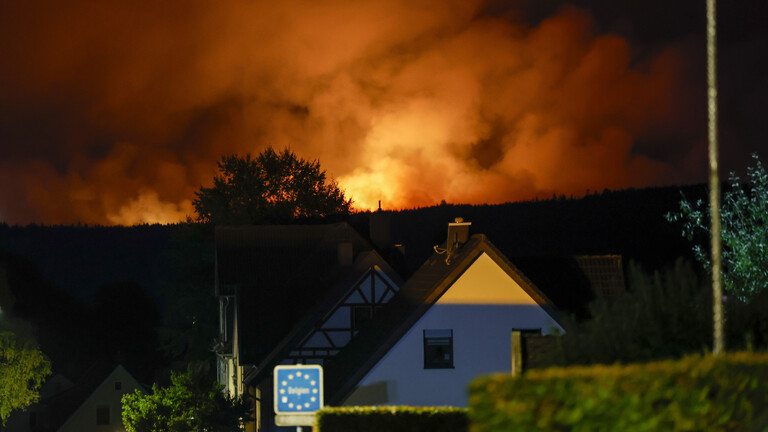 Ein Haus im Ortsteil Monschau-Kalterherberg, im Hintergrund steht das Hohe Venn in Flammen